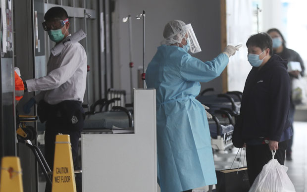 Ево шта тачно КОРОНА ВИРУС ради људском телу: ИМАМО СРЕЋЕ што није мањи, а кијање и кашљање му помажу (ФОТО/ВИДЕО)